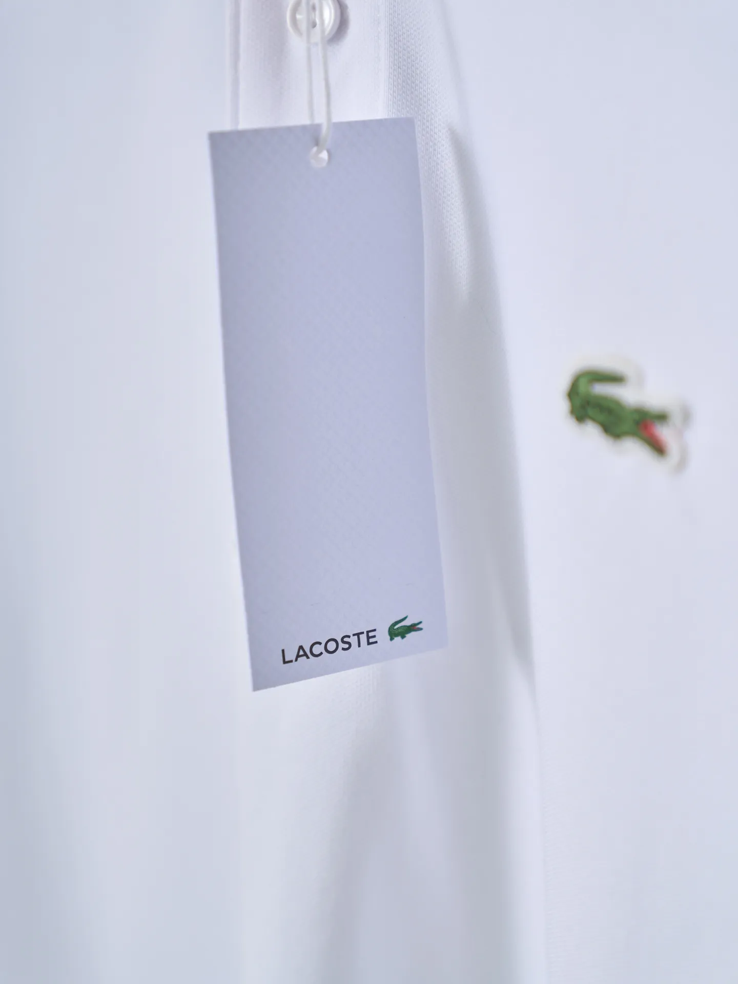 [Real auction] Lacoste crocodile logo embroidered short-sleeved Polo shirt [In Stock] S M L Adopting the stamping process, independent embroidered stamps are made through computer embroidery, and then positioned and sewn onto the clothing. It has a strong three-dimensional effect, is strong and washable, and has stable quality. The fabrics have been fermented and washed, giving a better hand feel and texture. It is not easy to deform, shrink, or fade. It maintains long-term beauty and fits well.